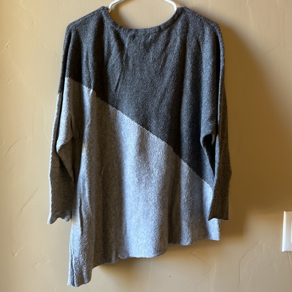 Soft, two toned, angled top - Picture 2 of 2